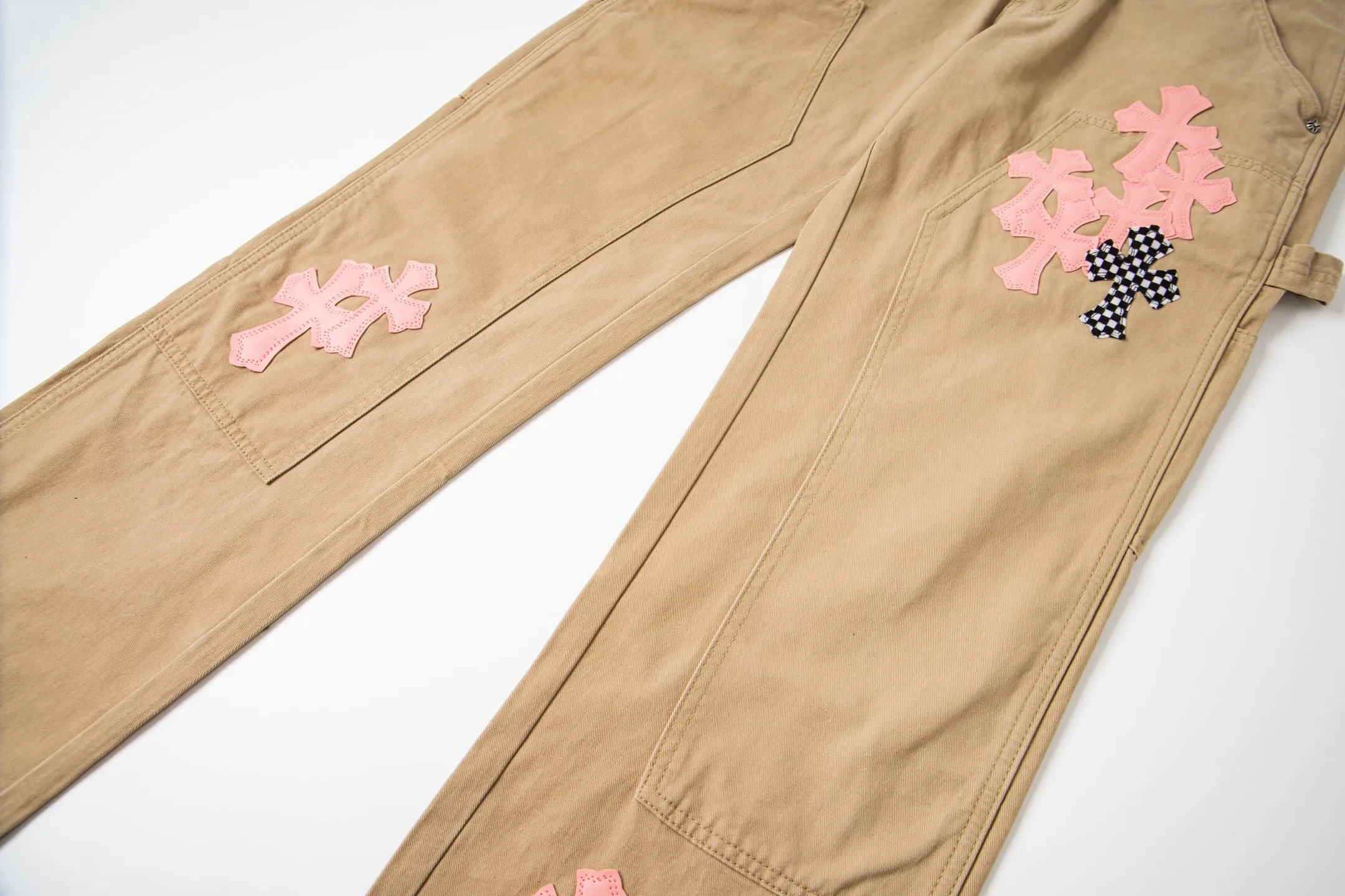 P270 💰 (Top version) Chrome Hearts cherry blossom pink leather logging spliced ​​washed jeans, truly restores the ultimate vintage texture, three-dimensional version, loose and comfortable, not picky about the figure, taller and slimmer, factory precision, original quality control, same style for men and women, can be matched with couples, versatile recommendation, must-have jeans for all seasons, fashionable people have been disappointed. From the quality selection of fabrics, the tailoring of details, and the matching of patterns, they are all impeccable! The upper body is so handsome when worn...it can be easily worn by men, women and children! The craftsmanship is made of heavy-duty washed pure cotton denim fabric. After washing, it is soft and thick and looks very stylish when worn. Color: Khaki Size: 28-30-32-34 (corresponds to S-M-L-XL)